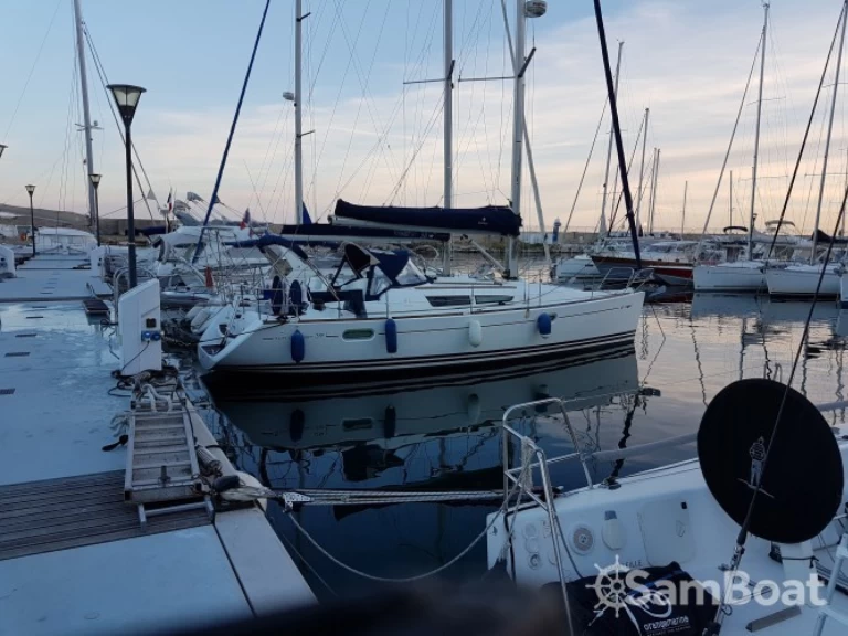 Uthyrning Segelbåt  Jeanneau med en båtlicens 