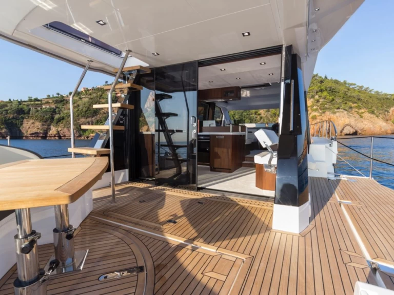 Galeon Galeon 500 Fly charter bareboat eller skeppad i Cannes