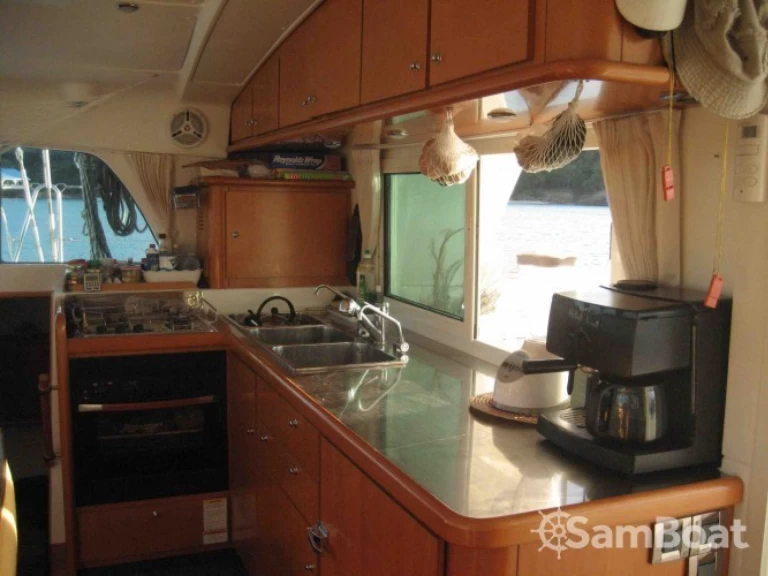 Lagoon Lagoon 440 charter bareboat eller skeppad i Boracay Island