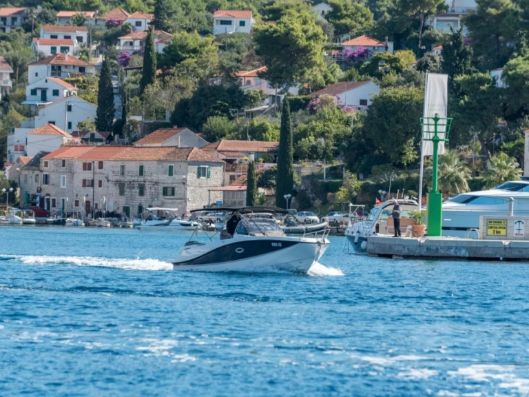 Hyr en Quicksilver Activ 755 Sundeck Trogir  