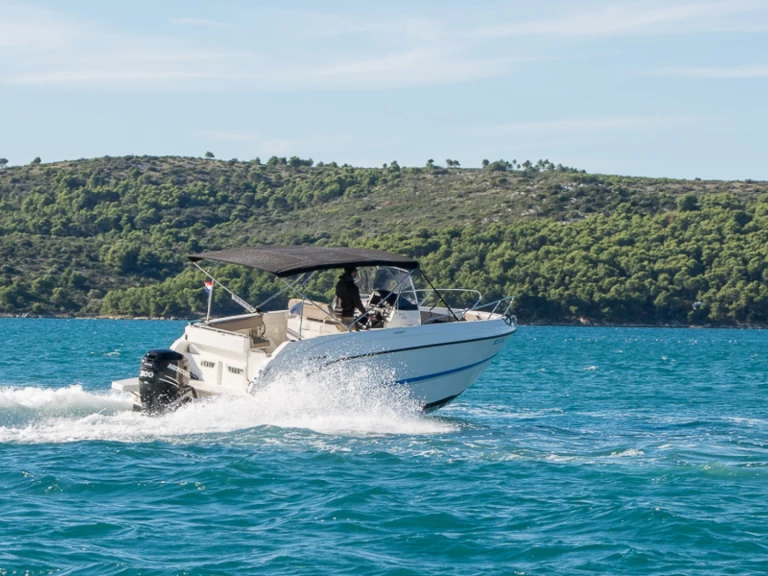 Quicksilver Activ 805 charter bareboat eller skeppad i Trogir 