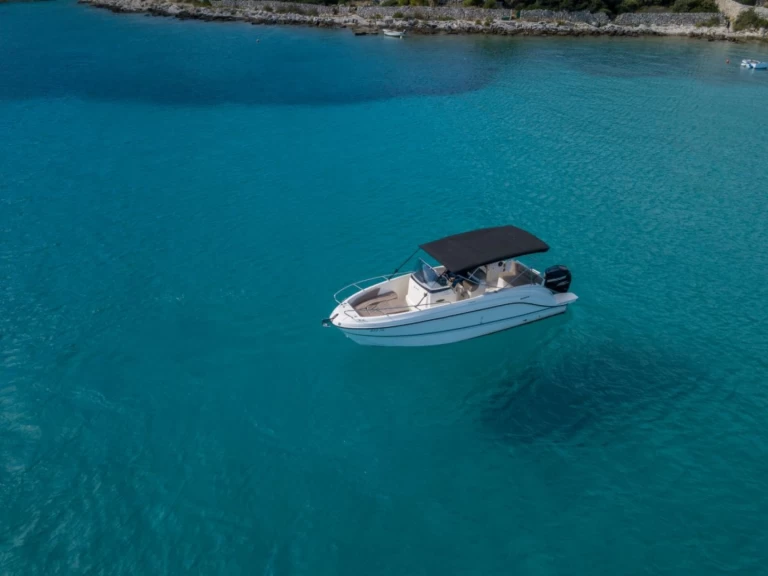 Hyr en Quicksilver Activ 805 Trogir  