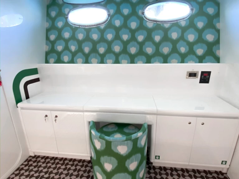 Uthyrning Lyx yacht Technema med en båtlicens 