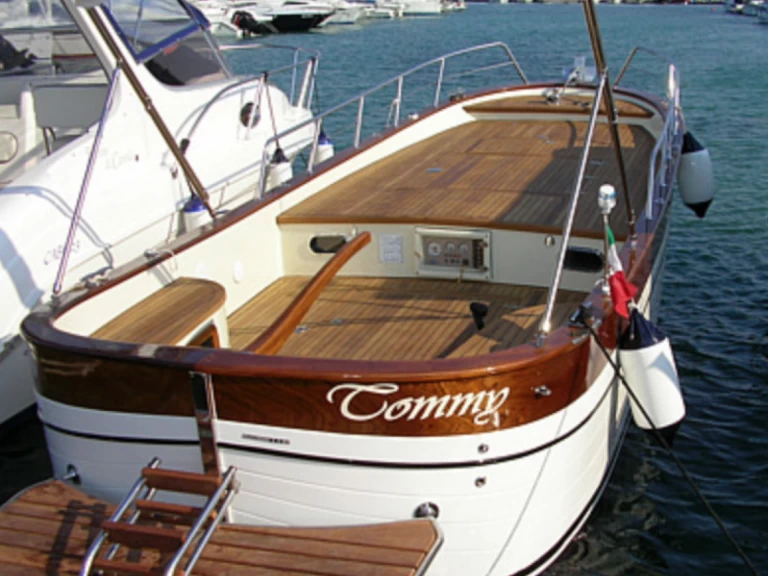 Hyra Motorbåt  med eller utan skeppare Gozzo Latino Otranto 