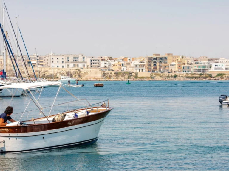 Uthyrning Motorbåt  Gozzo Latino med en båtlicens 