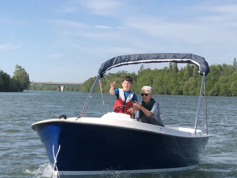 Ruban Bleu Scoop charter bareboat eller skeppad i Mâcon