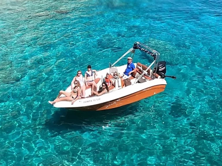 Hyra Motorbåt  med eller utan skeppare Nireus Psaroú 