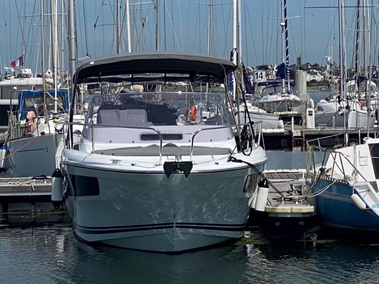 Jeanneau Cap Camarat 9.0 WA charter bareboat eller skeppad i Larmor-Plage