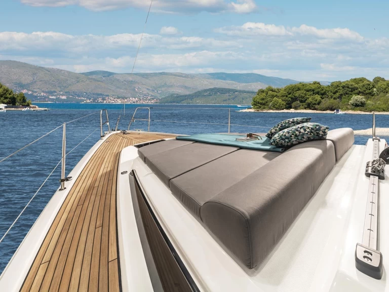 Bavaria Bavaria C42 charter bareboat eller skeppad i Trogir 