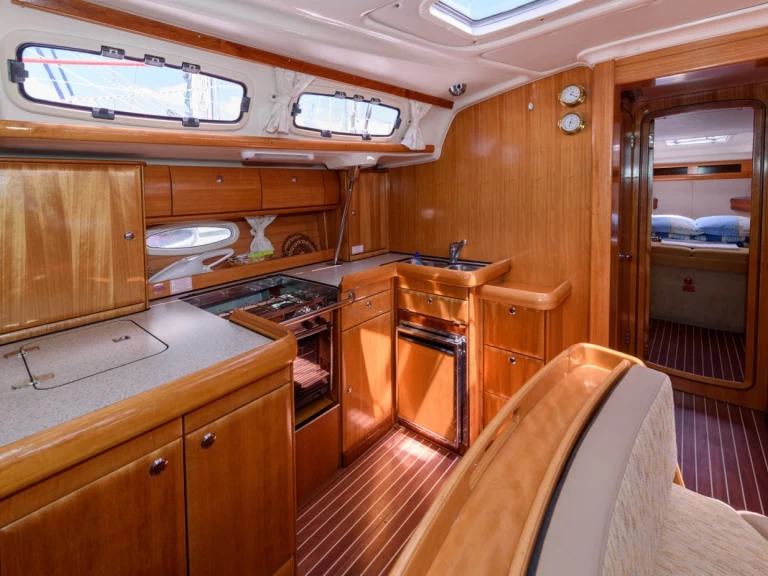 Bavaria Cruiser 46 charter bareboat eller skeppad i Trogir 