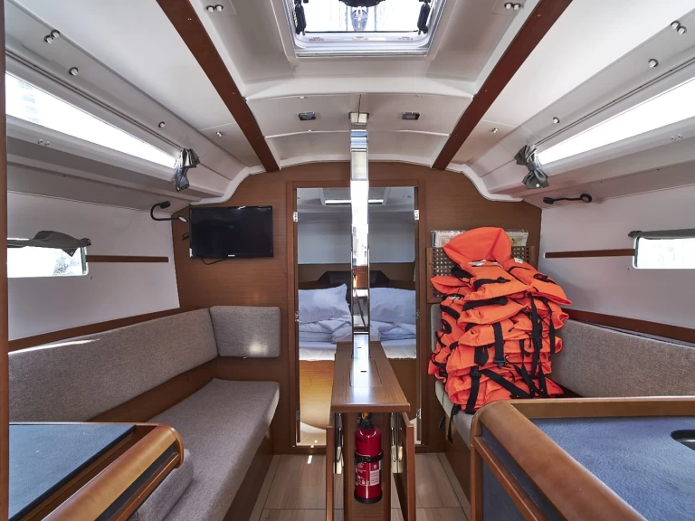 Uthyrning Segelbåt  Jeanneau med en båtlicens 