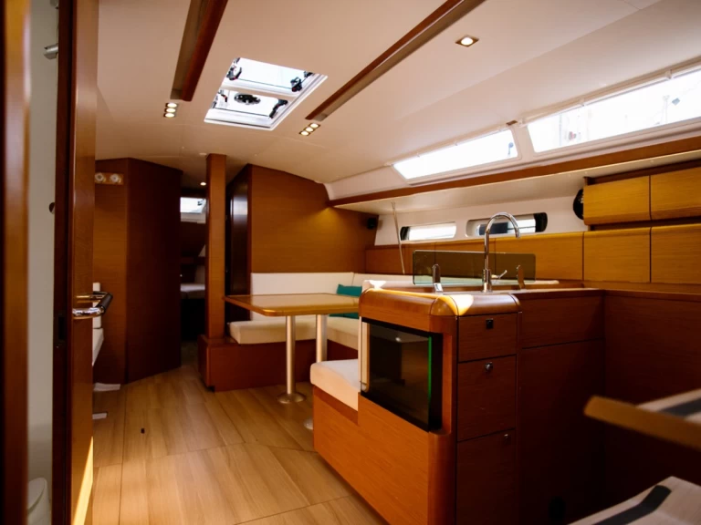 Jeanneau Sun Odyssey 449 charter bareboat eller skeppad i Alimos