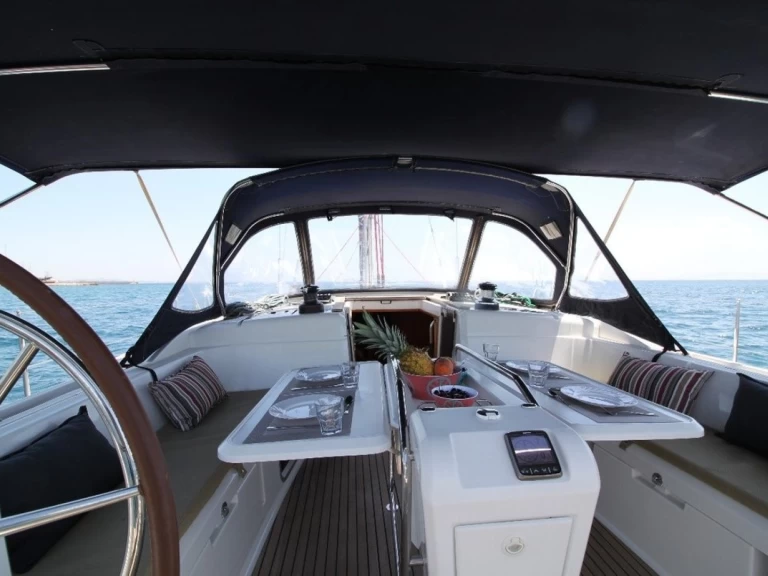 Uthyrning Segelbåt  Jeanneau med en båtlicens 