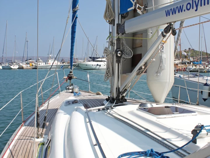 Bavaria Bavaria 39 Cruiser charter bareboat eller skeppad i Lavrio