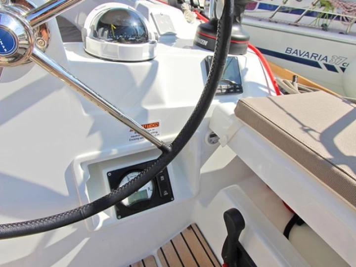 Jeanneau Sun Odyssey 449 charter bareboat eller skeppad i Lavrio