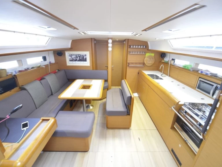 Hyra Segelbåt  med eller utan skeppare Jeanneau Cecina 