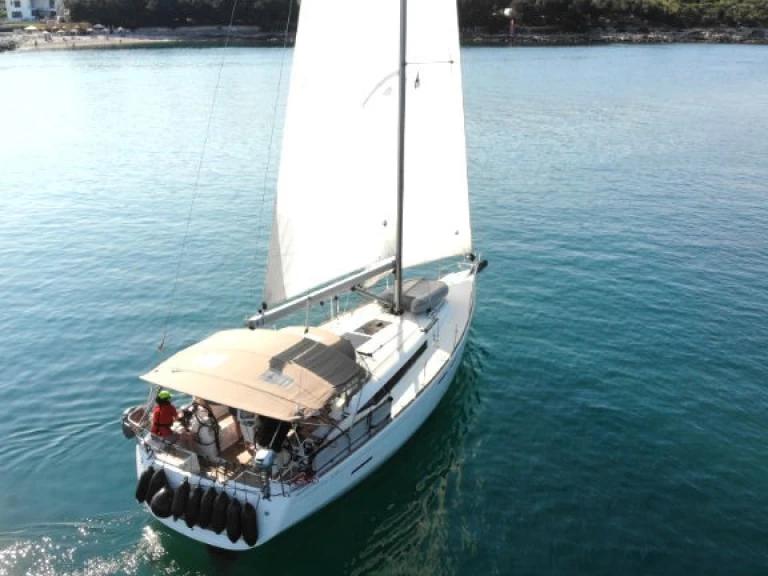 Jeanneau Sun Odyssey 419 charter bareboat eller skeppad i Pula 