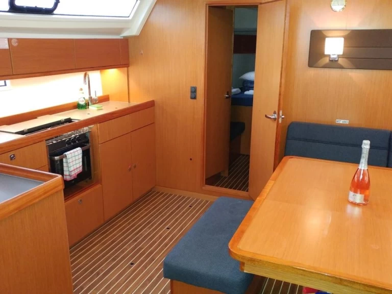 Bavaria Cruiser 46 charter bareboat eller skeppad i Alimos