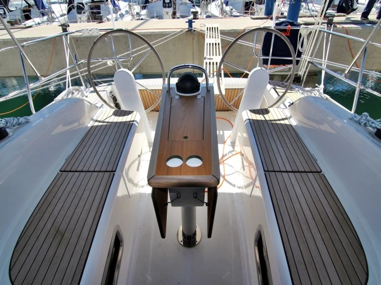 Bavaria Cruiser 34 charter bareboat eller skeppad i Sukošan