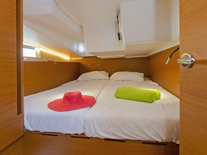 Hyra Segelbåt  med eller utan skeppare Jeanneau Rhodes (City) 