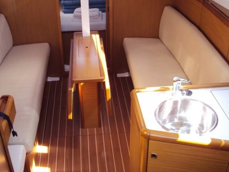 Jeanneau Sun Odyssey 30i charter bareboat eller skeppad i Betina