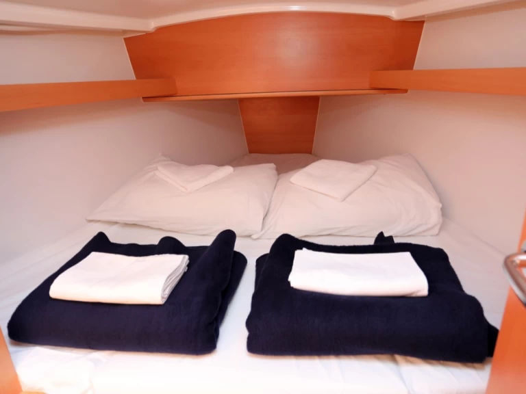 Hyra Segelbåt  med eller utan skeppare Jeanneau Pula  