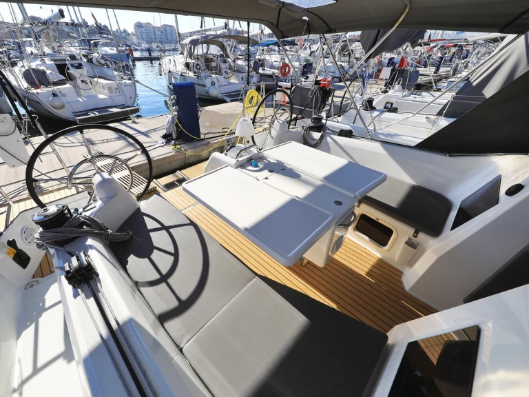 Uthyrning Segelbåt  Jeanneau med en båtlicens 