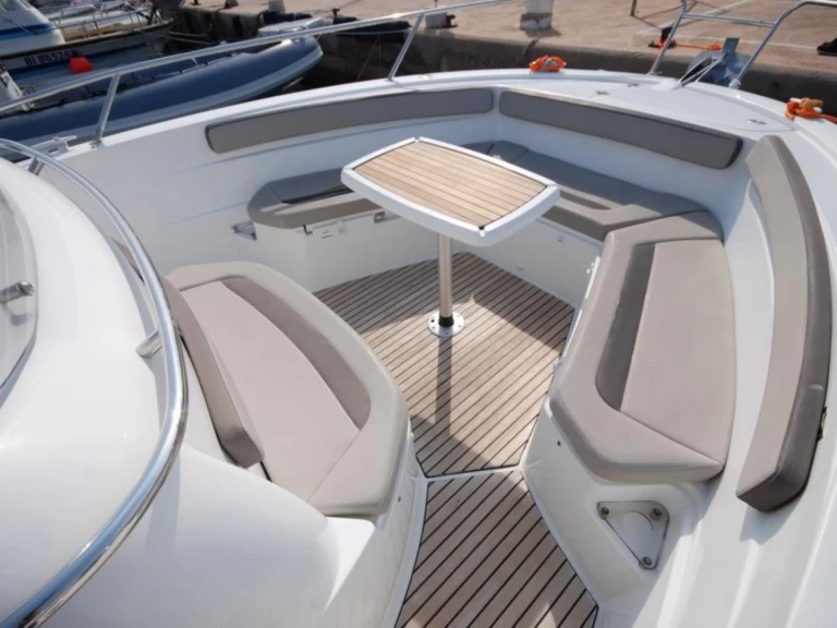 Jeanneau Cap Camarat 8.5 CC charter bareboat eller skeppad i Les Trois-Îlets