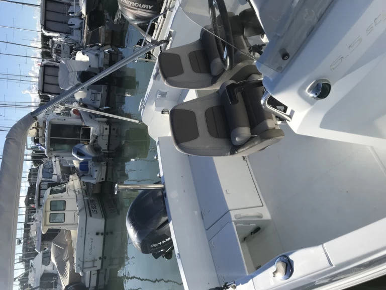 Jeanneau Cap Camarat 6.5 CC charter bareboat eller skeppad i Saint-Gilles-Croix-de-Vie