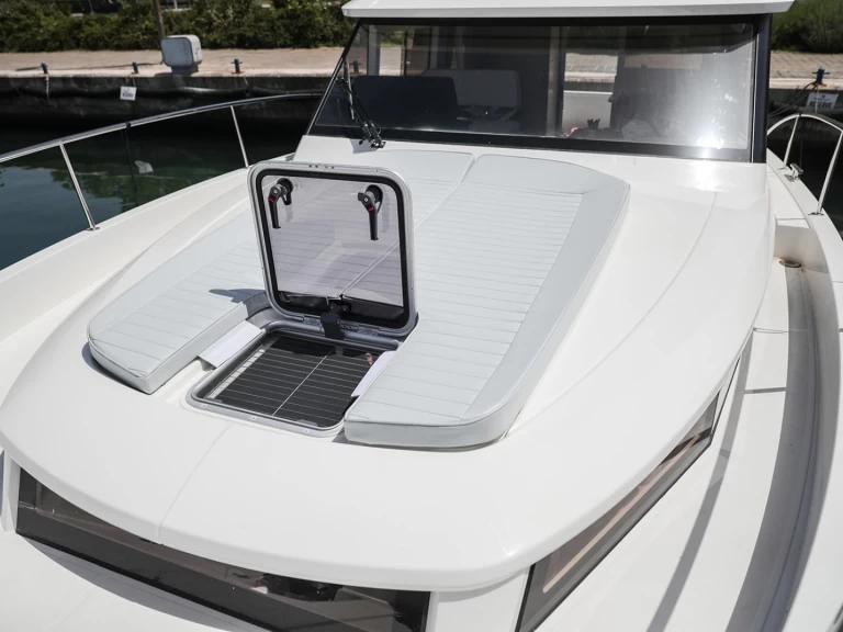 Greenline Yachts Greenline 39 charter bareboat eller skeppad i Biograd Na Moru