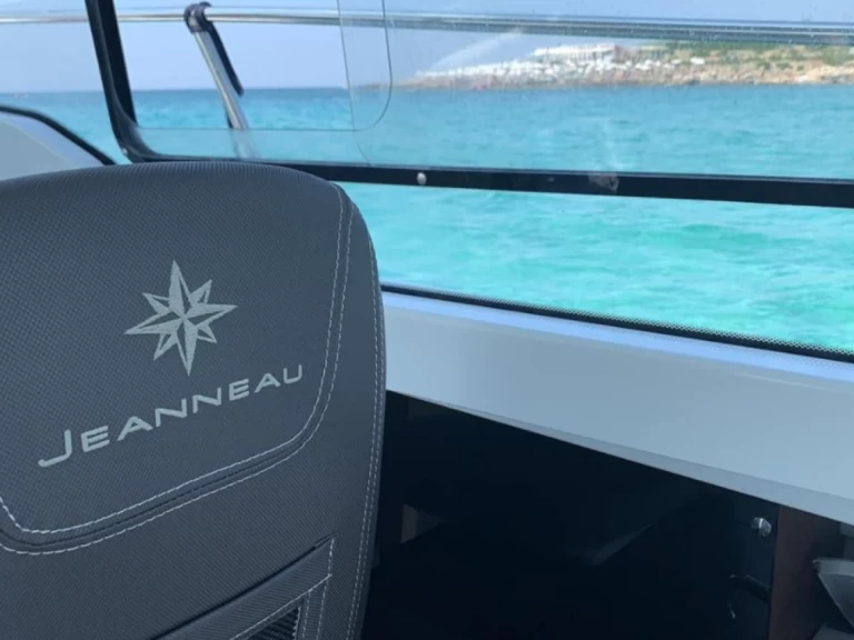 Jeanneau Merry Fisher 695 charter bareboat eller skeppad i El Toro