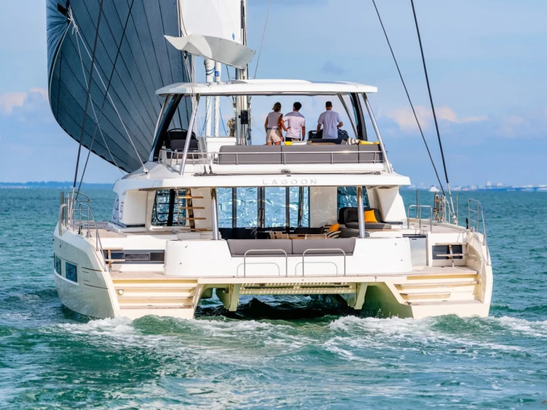 Båtuthyrning Lagoon Lagoon Sixty 5 i Alimos på Samboat 