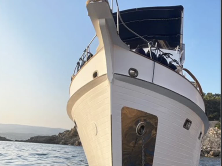 Grand Banks Grand Banks 50 charter bareboat eller skeppad i Marseille