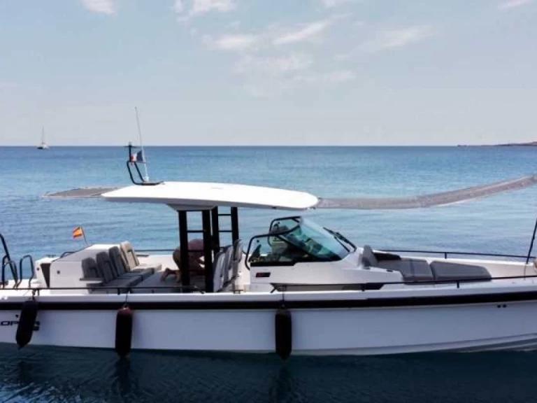 Uthyrning Motorbåt  Axopar med en båtlicens 