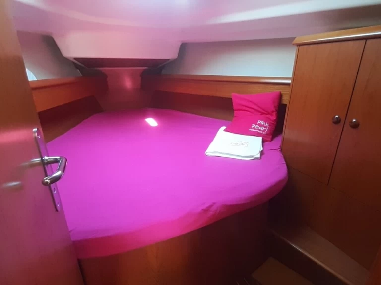 Uthyrning Segelbåt  Jeanneau med en båtlicens 