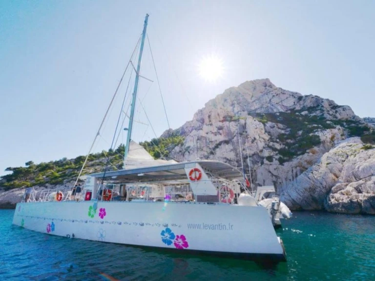 Levantin Ecolorato charter bareboat eller skeppad i Marseille