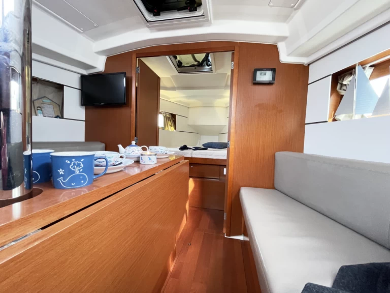Bénéteau Oceanis 35.1 charter bareboat eller skeppad i Pirovac