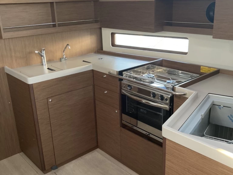 Bénéteau Oceanis 40.1 charter bareboat eller skeppad i Alimos