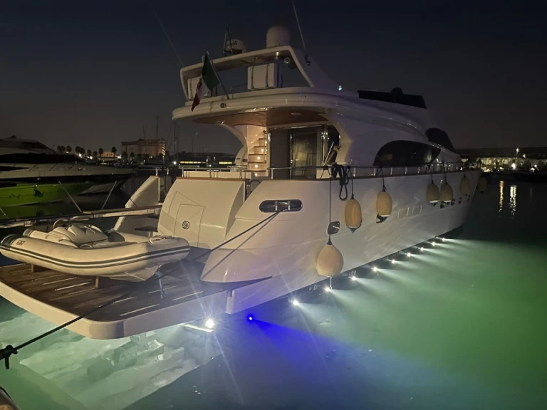 Benetti Benetti 72 charter bareboat eller skeppad i Salerno