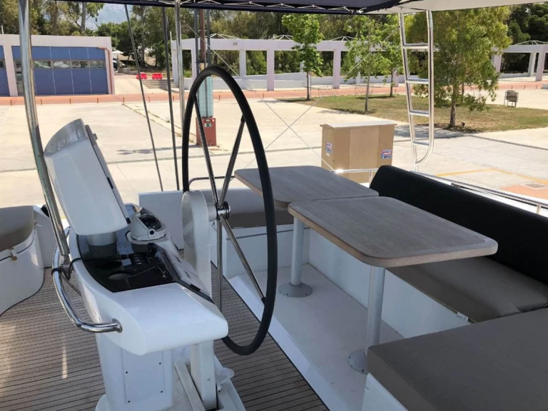 Lagoon Lagoon 52 F charter bareboat eller skeppad i Elliniko 