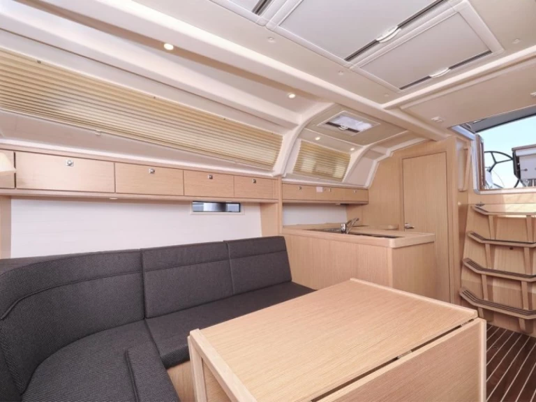 Bavaria Cruiser 37 charter bareboat eller skeppad i Biograd Na Moru