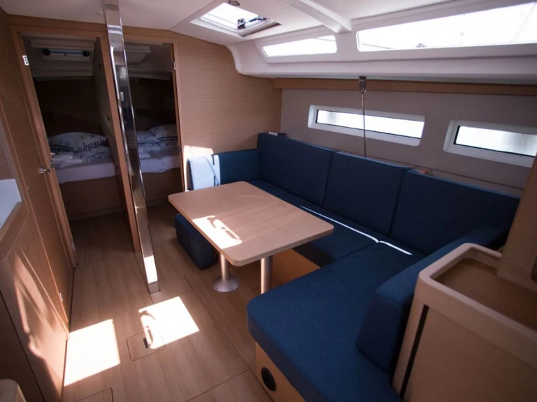 Uthyrning Segelbåt  Jeanneau med en båtlicens 