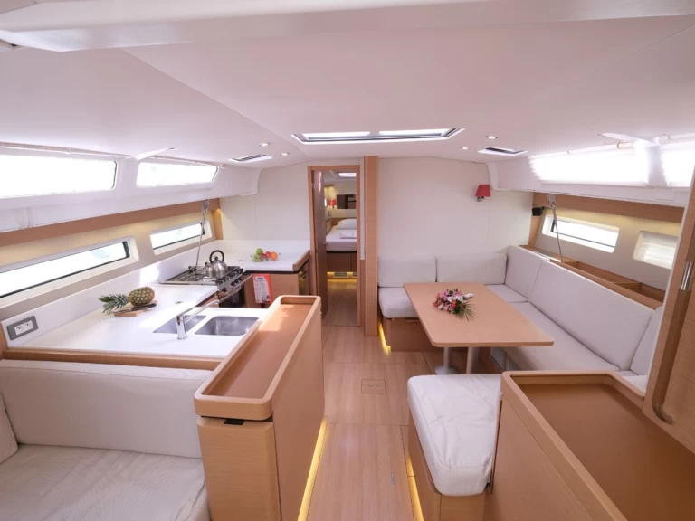 Uthyrning Segelbåt  Jeanneau med en båtlicens 