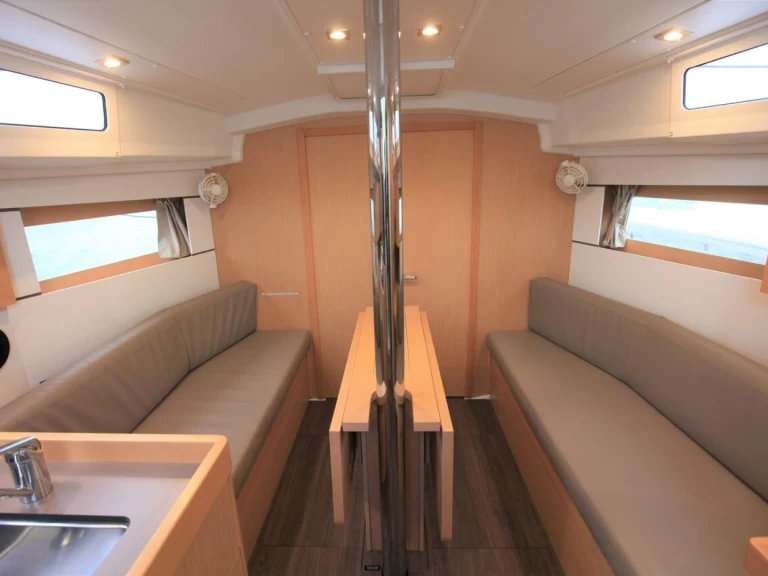 Hyr en Bénéteau Oceanis 35.1 Road Town 