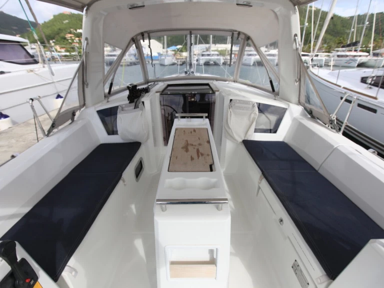 Hyr en Bénéteau Oceanis 35.1 Road Town 