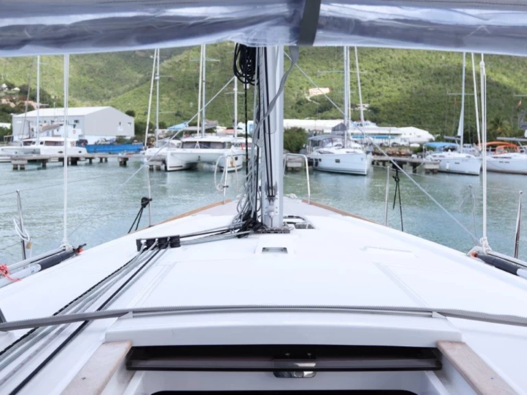 Hyr en Bénéteau Oceanis 38.1 Road Town 