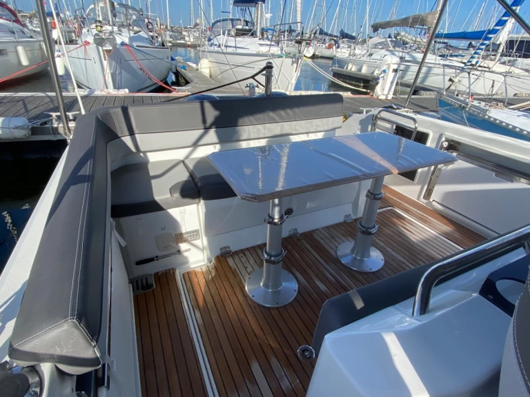 Uthyrning Motorbåt  Jeanneau med en båtlicens 