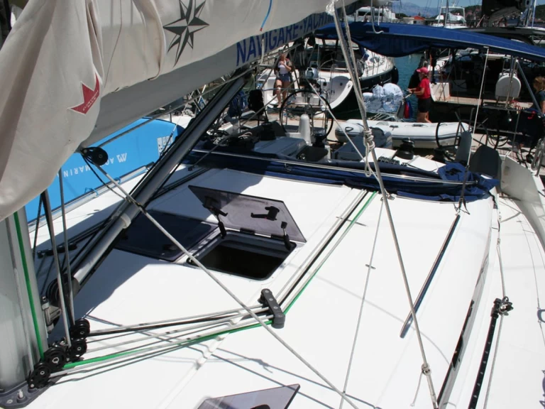 Jeanneau Sun Odyssey 440 charter bareboat eller skeppad i Donji Seget