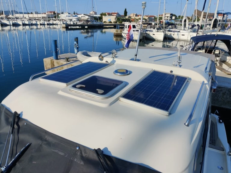 Sas Vektor Vektor 950 charter bareboat eller skeppad i Sukošan