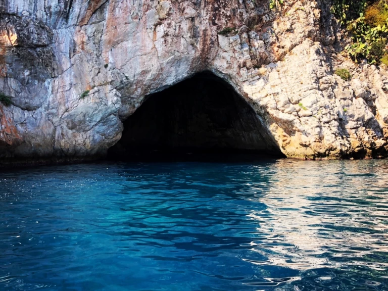 Cranchi Zaffiro 28 charter bareboat eller skeppad i Menton